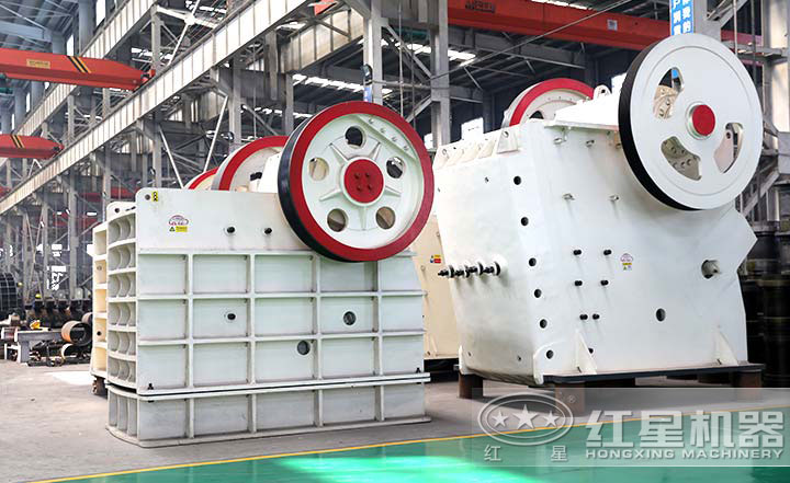 顎式破碎機實拍圖，型號多樣，價格在10-80萬之間